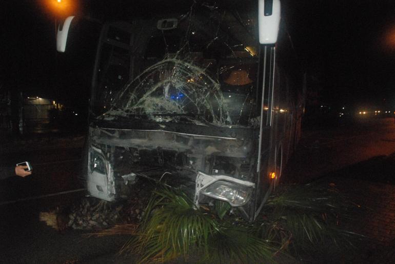 Otobüs Çarptığı Otomobili Sürükleyip Karşı Şeride Geçerek 1 Kişiyi Öldürdü. Tur otobüsü çarptığı otomobili sürükleyip, karşı şeride geçti: 1 ölü