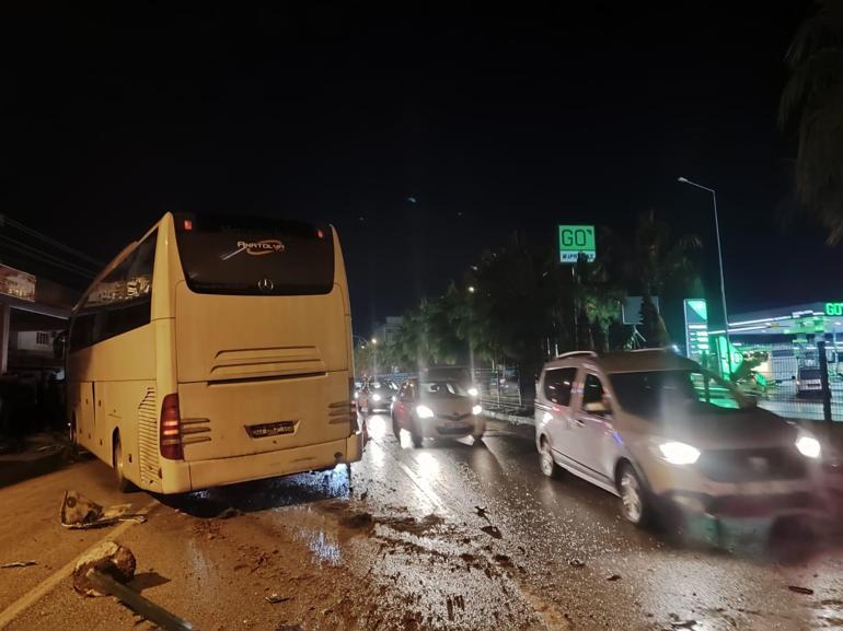 Otobüs Çarptığı Otomobili Sürükleyip Karşı Şeride Geçerek 1 Kişiyi Öldürdü. Tur otobüsü çarptığı otomobili sürükleyip, karşı şeride geçti: 1 ölü