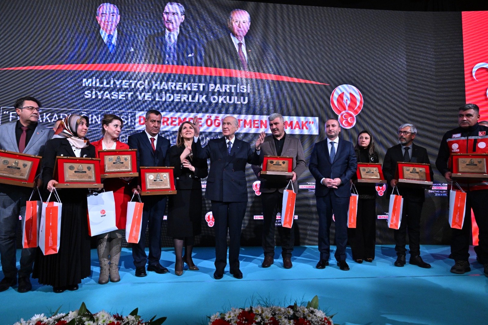 Bahçeli Deprem Bölgesi Öğretmenlerine Plaket Verdi