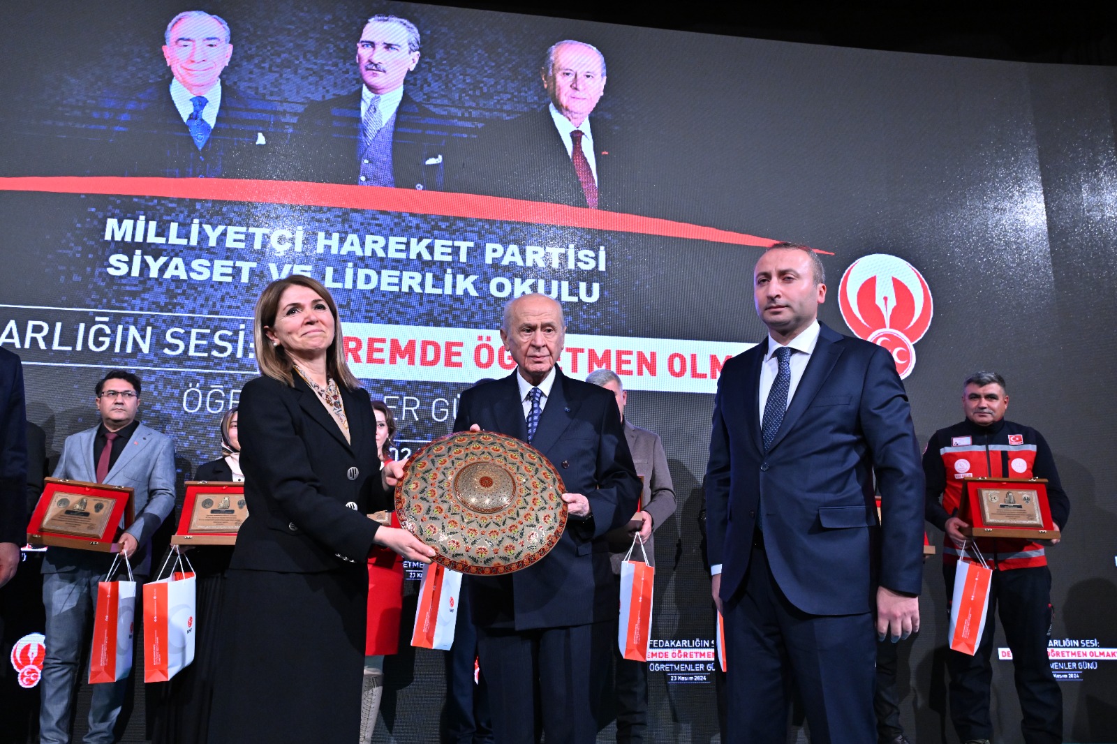 Bahçeli Deprem Bölgesi Öğretmenlerine Plaket Verdi