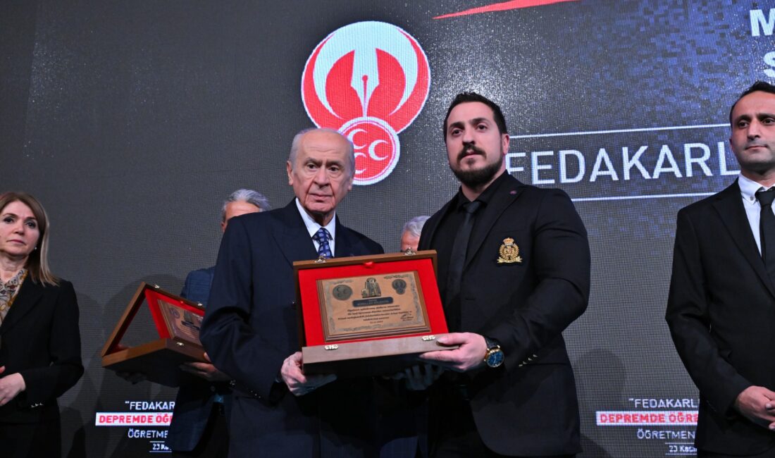 MHP Genel Başkanı Devlet Bahçeli, Deprem Bölgesi Öğretmenlerine Plaket VerdiHaberin