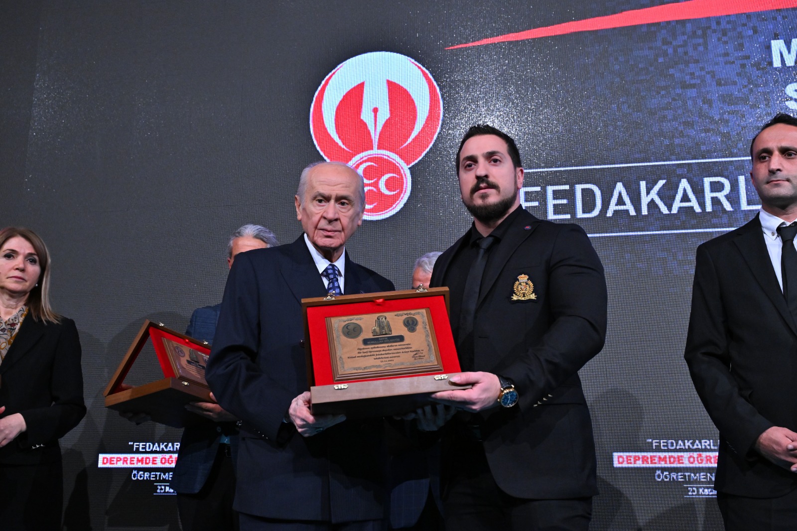 1732417484 Deprem Bolgesi Ogretmenlerine Devlet Bahceliden Plaket Odulu