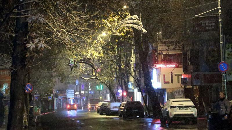 Ankara’da Kar Yağışı Devam Ediyor: Belediye Ekipleri Tuzlama Çalışmalarına Başladı