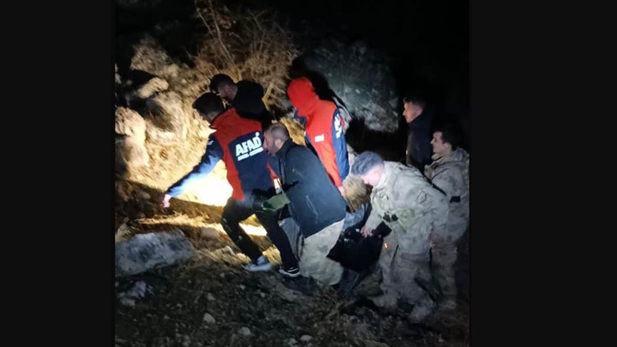 1732824523 Otomobil Sarampole Devrildi Pervanide Ogretmen Hayatini Kaybetti