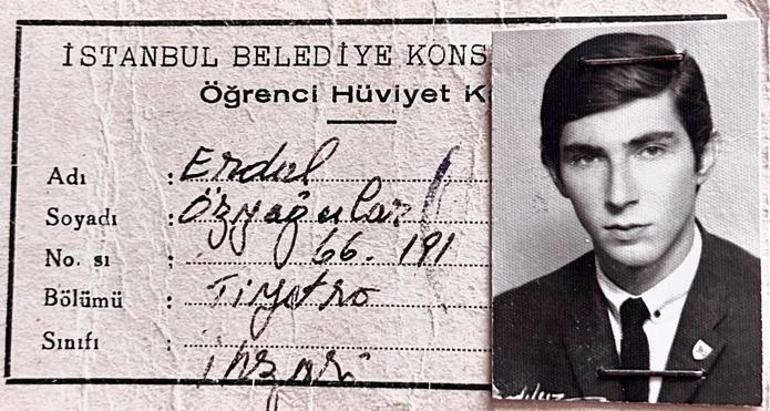 Lise Yıllarında Tören Öncesi Okul Bahçesi Heyecanı Erdal Özyağcılar - Konservatuvar Yılları