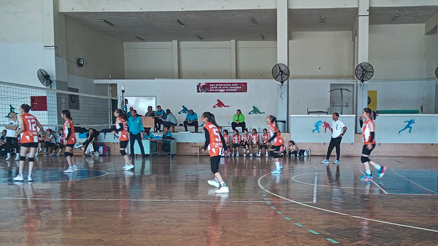 Adana’da Okul Sporları Voleybol Kız-Erkek Grup Müsabakaları Başladı İlk Maçta