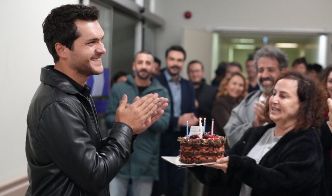 Alperen Duymaz, 32. yaş gününü set arkadaşlarıyla kutladı. Leyla dizisinde