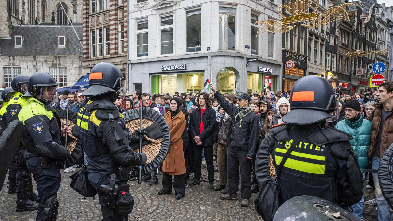 Amsterdamda Israil ve Filistin Yanlisi Gruplar Arasindaki Catismalarin Yankilari Suruyor