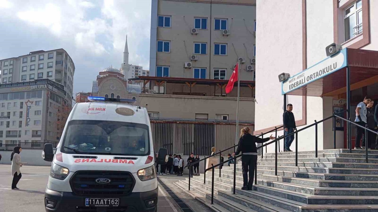 Bilecikte Ogretmen Merdivenlerden Duserek Yaralandi Hastaneye Kaldirildi