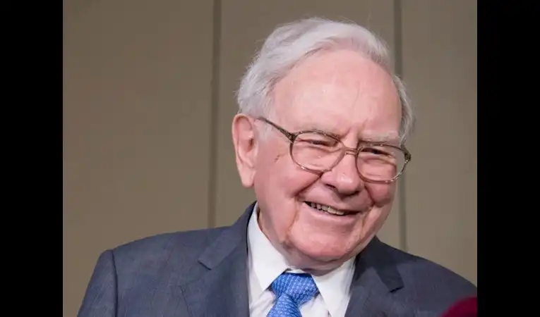 Berkshire Hathaway’ın Nakit Varlığı, Warren Buffett’ın Hisse Senedi Satışlarıyla Rekor