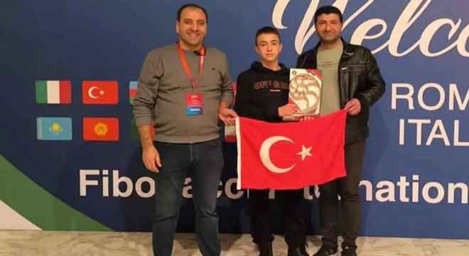 Öğrenci Yiğit Işık, Uluslararası Robot Olimpiyatları’nda Dünya İkincisi Oldu Mobil