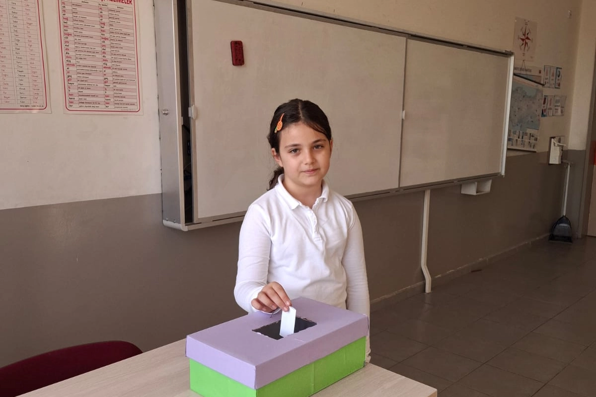 Bursali Ogrenci Cumhurbaskanina Davet Icin Hazirlaniyor.webp