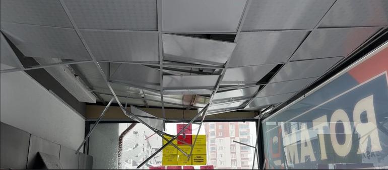 Çatıdan Düşen Kar Hasara Yol Açtı; O Anlar Kamerada Çatıdan düşen kar, hasara yol açtı; o anlar kamerada