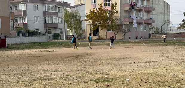 Toprak Zeminde Oynamak Zorlaşıyor: Çocuklar Futbol Oynayamıyor Çocuklar, Futbol Oynamak