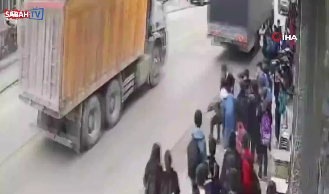 İstanbul’da 10 Yaşındaki Çocuk Kamyonun Altında Kıl Payı Kurtuldu İstanbul’da