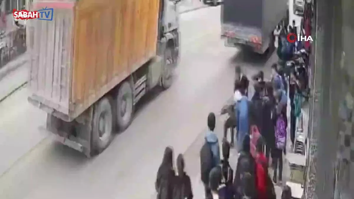 İstanbul’da 10 Yaşındaki Çocuk Kamyonun Altında Kıl Payı Kurtuldu İstanbul’da
