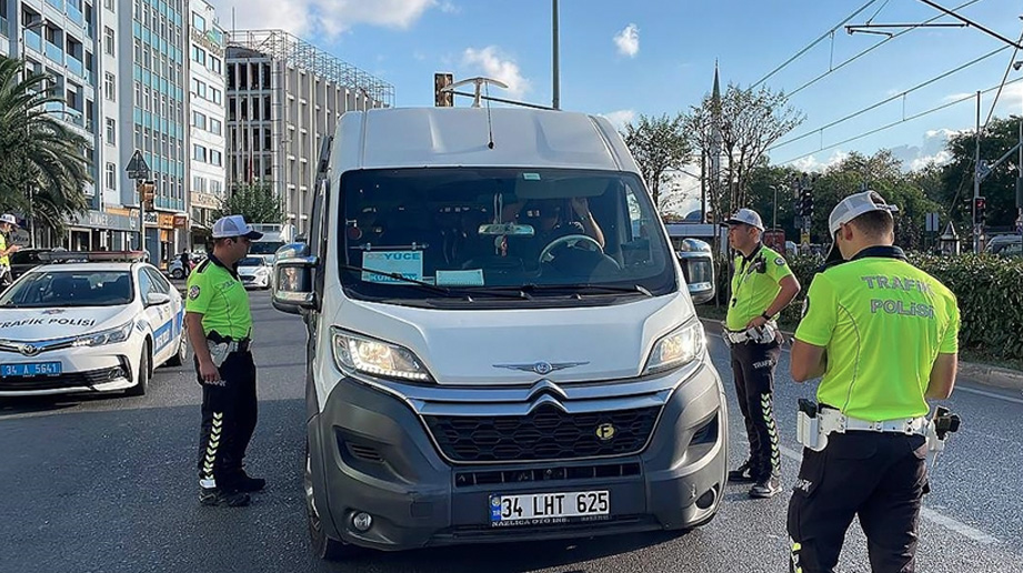 İstanbul Emniyet Müdürlüğü Trafik Denetim Ekipleri Servis Araçları Üzerinde Denetim