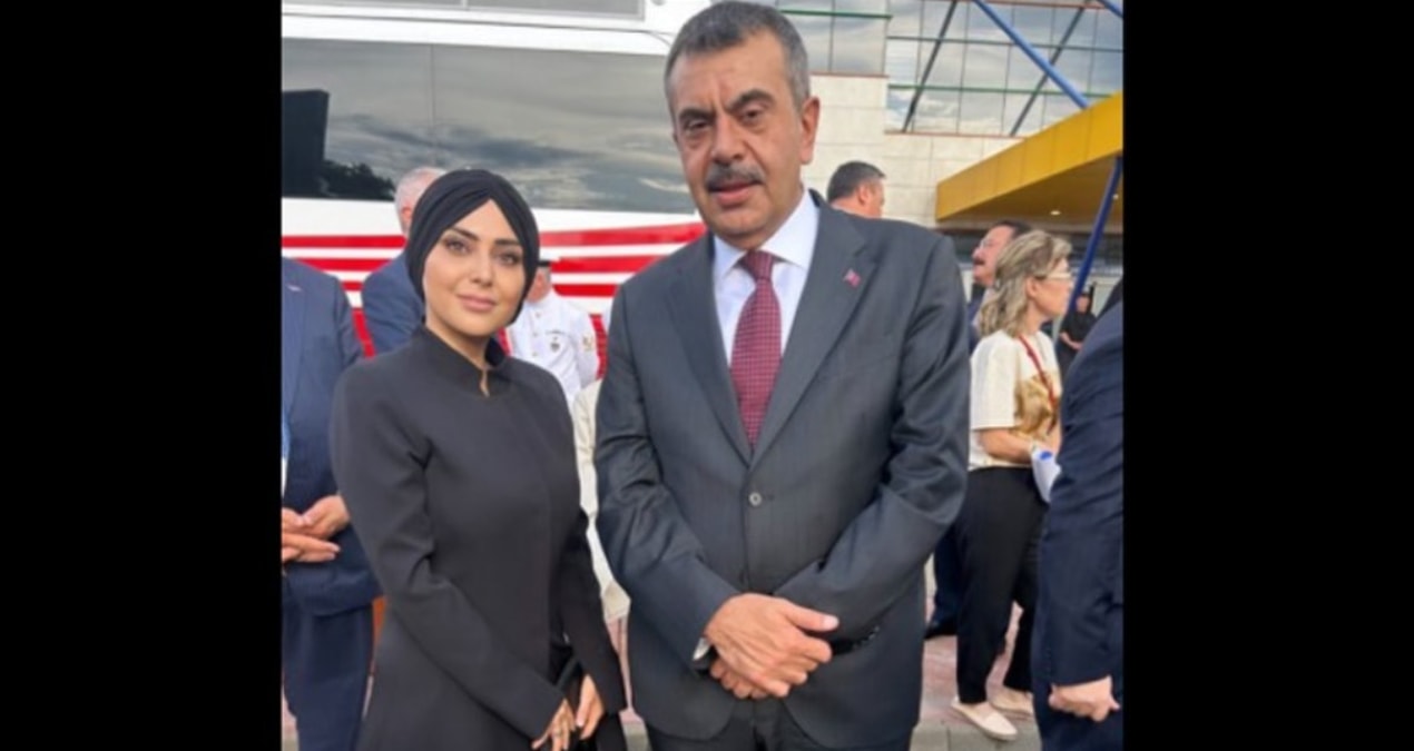 Eglenceli bir Ders Molasinda Milli Egitim Bakaninin Kendine Has Pozu