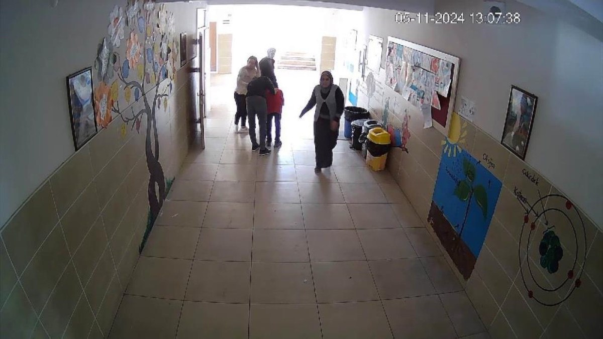Elazigda Nefes Borusuna Kagit Parcasi Kacan Ogrenci Heimlich Manevrasiyla Kurtarildi