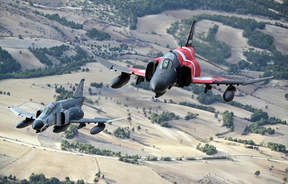 Eskişehir'de F-4E Uçaklarıyla 50. Yıla Özel Nefes Kesici Eğitim Uçuşu Eskişehir'de F-4E uçaklarından 50. yıla özel nefes kesen eğitim uçuşu