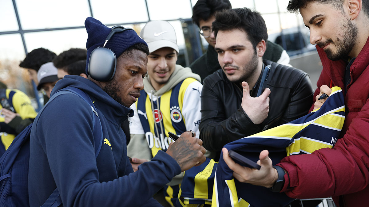 Fenerbahce Spor Kulubu Cekyada Futbol A Takimi Ile Yarisiyor