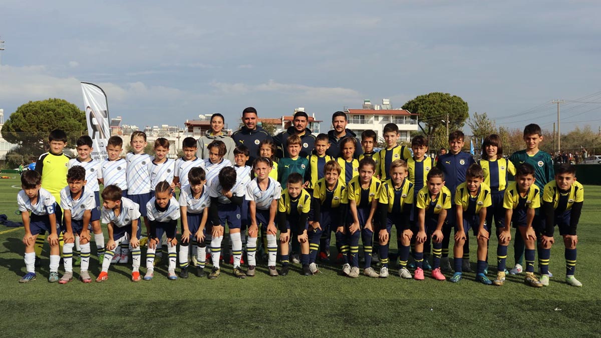 Fenerbahce U9 ve U10 Takimlari Kusadasinda Sampiyon oldu