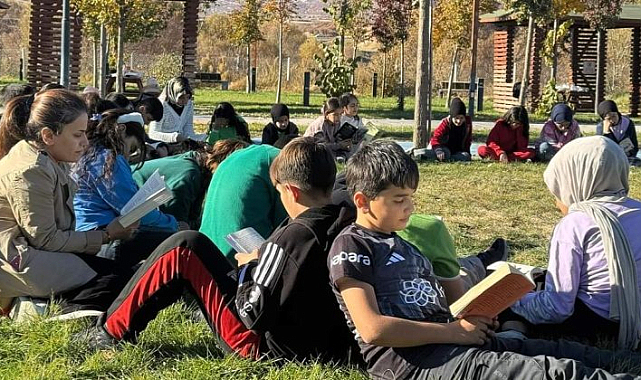 Genç İlçe Milli Eğitim Müdürü Mahir Kaya, Öğrencilerle Kitap Okuma