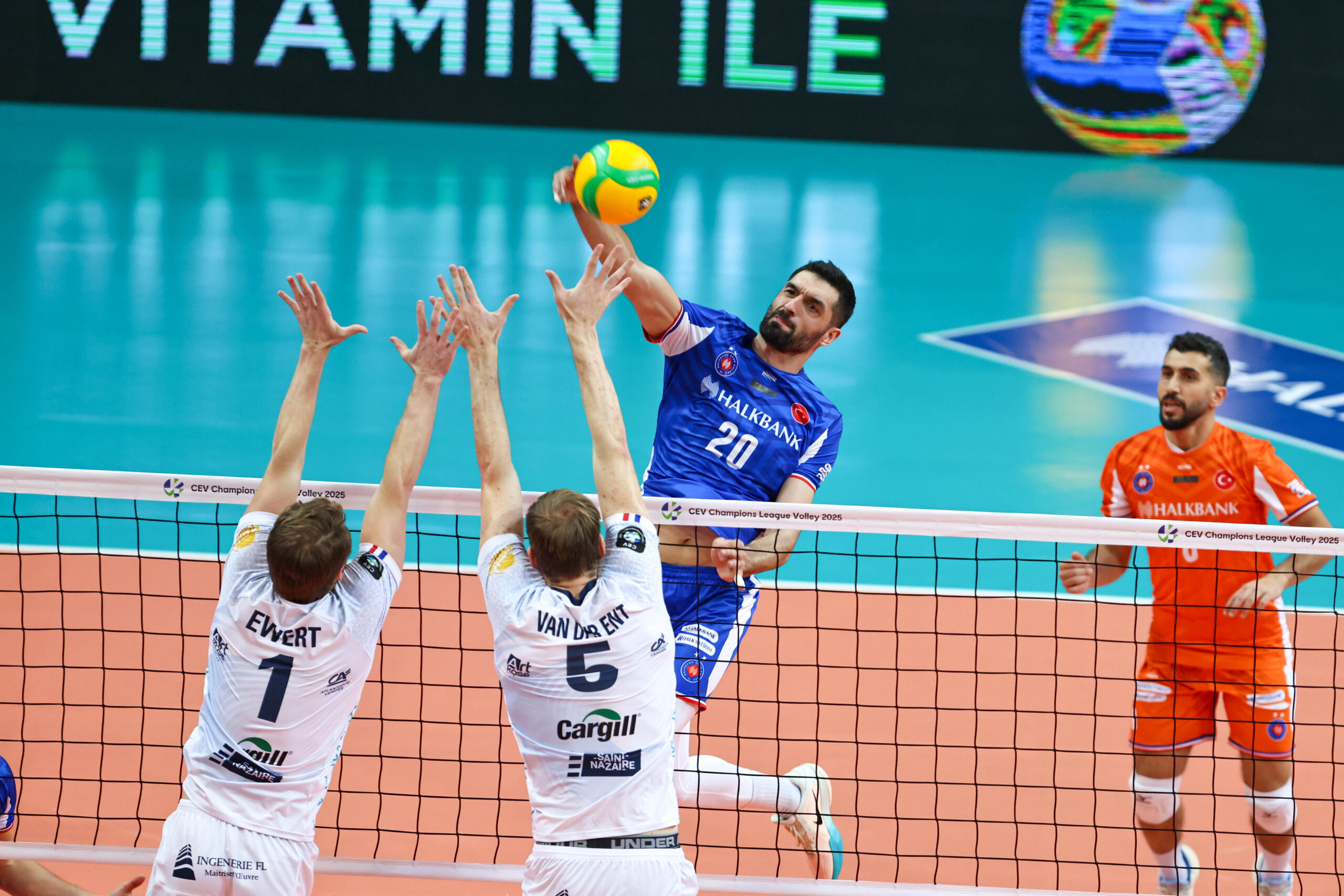 Halkbank Voleybol Takimi Saint Nazaireye 3 2 Maglup oldu