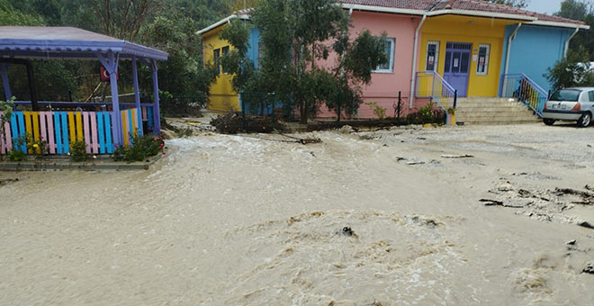 Manavgat İlçesinde Drenaj Sorunu Nedeniyle Okul Bahçesinde Sel Felaketi Sel