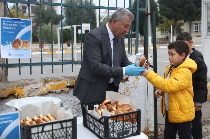 Güzelbahçe Belediyesi Öğrencilere Süt ve Poğaça DağıtacakHaberin BaşlıklarıGüzelbahçe Belediyesi Öğrencilere