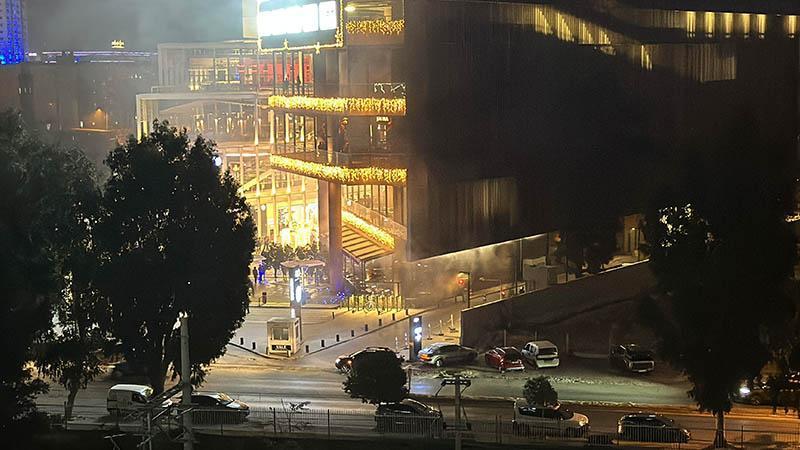 İzmir’de Ege Perla AVM’sinde Çıkan Yangın Kontrol Altına Alındı Çınarlı