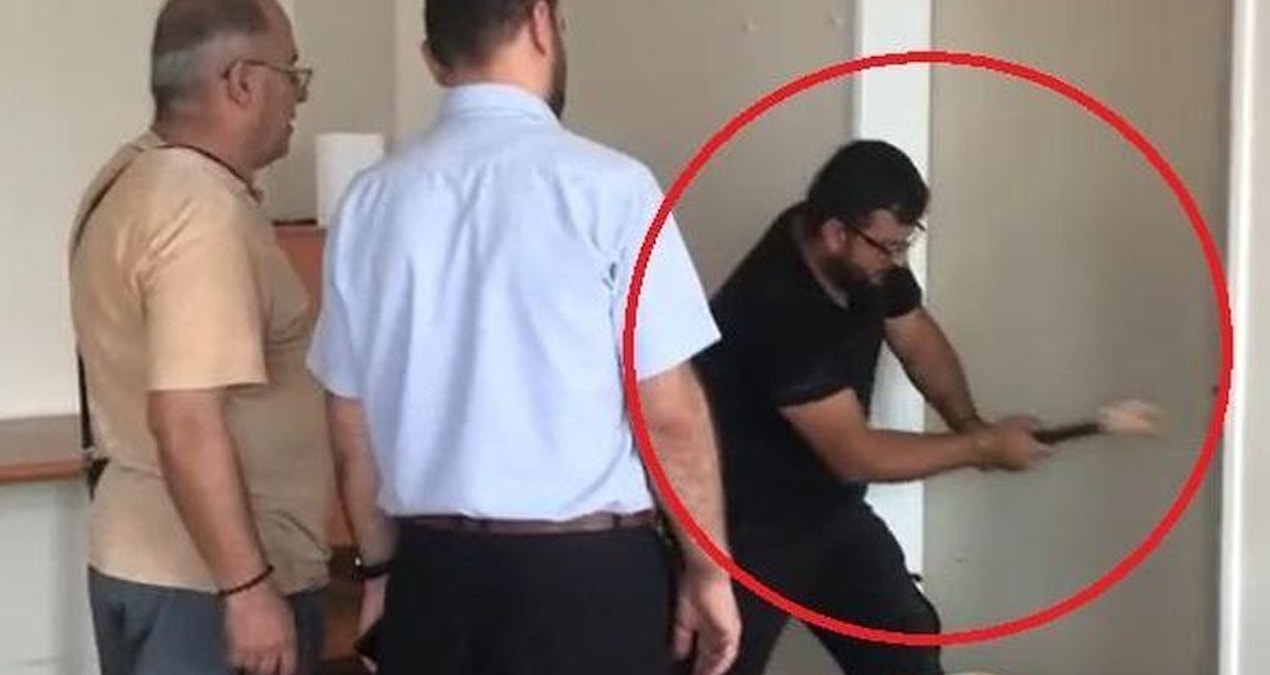 Kapi Kirma Olayinda Ustun Basari Sergileyen Okul Mudurune Odul Verildi