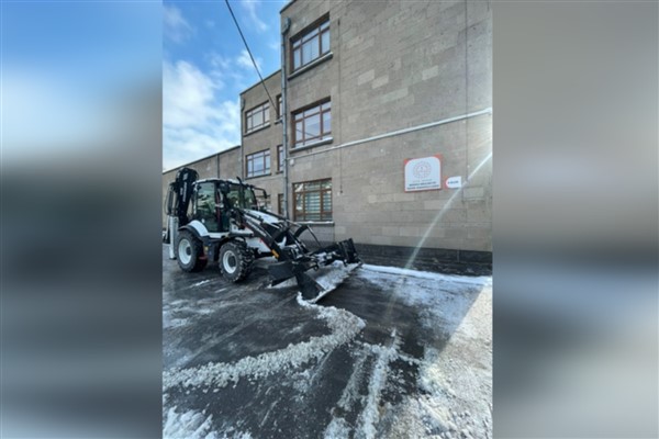 Kayseri Büyükşehir Belediyesi Okul Bahçelerindeki Karları Temizledi Kayseri’de Okul Bahçeleri