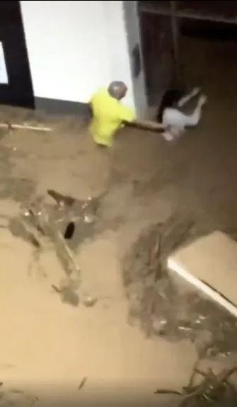 Kahraman öğretmen, sel sularında mahsur kalan öğrencileri cam kapıyı kırarak kurtardı Kahraman öğretmen, sel sularında mahsur kalan öğrencileri cam kapıyı kırarak kurtardı
