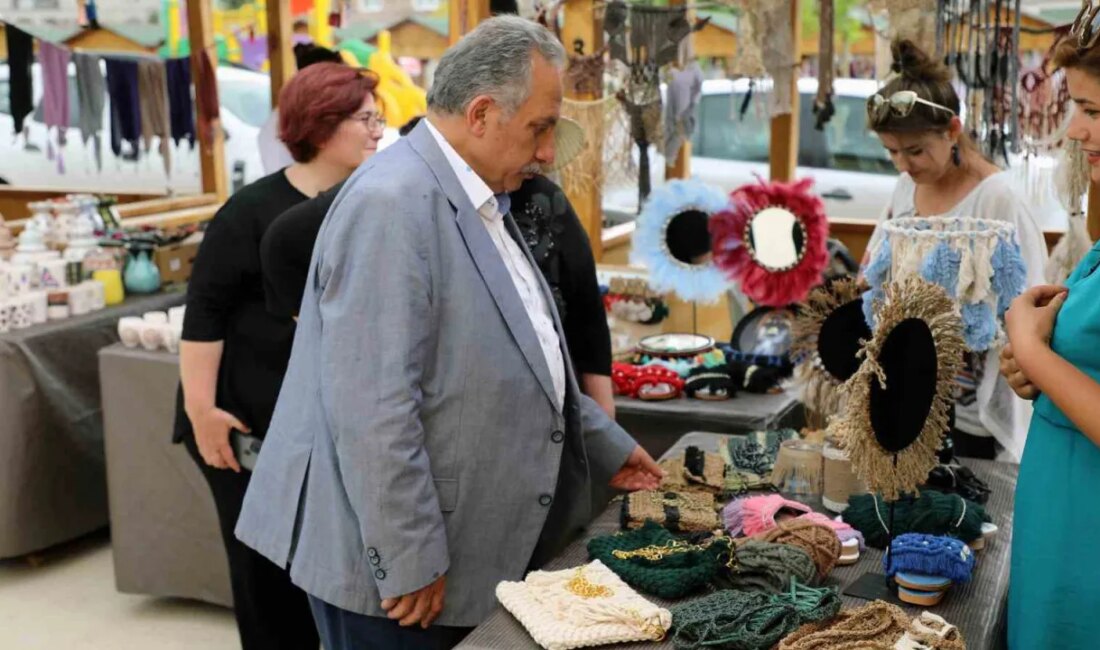 Öğrenci, Hafızlık Belgesi Aldı Galler Maç Gününde Kayseri Caddelerinde Filistin’e