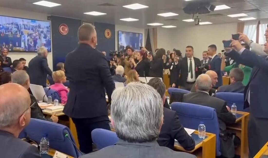 Sağlık Bakanlığı Bütçe Görüşmeleri Protesto ile Başladı Muhalefet Bebek Kıyafetleri
