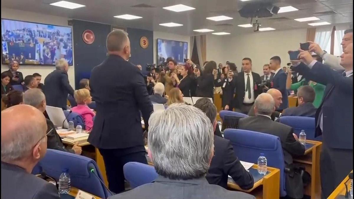 Sağlık Bakanlığı Bütçe Görüşmeleri Protesto ile Başladı Muhalefet Bebek Kıyafetleri