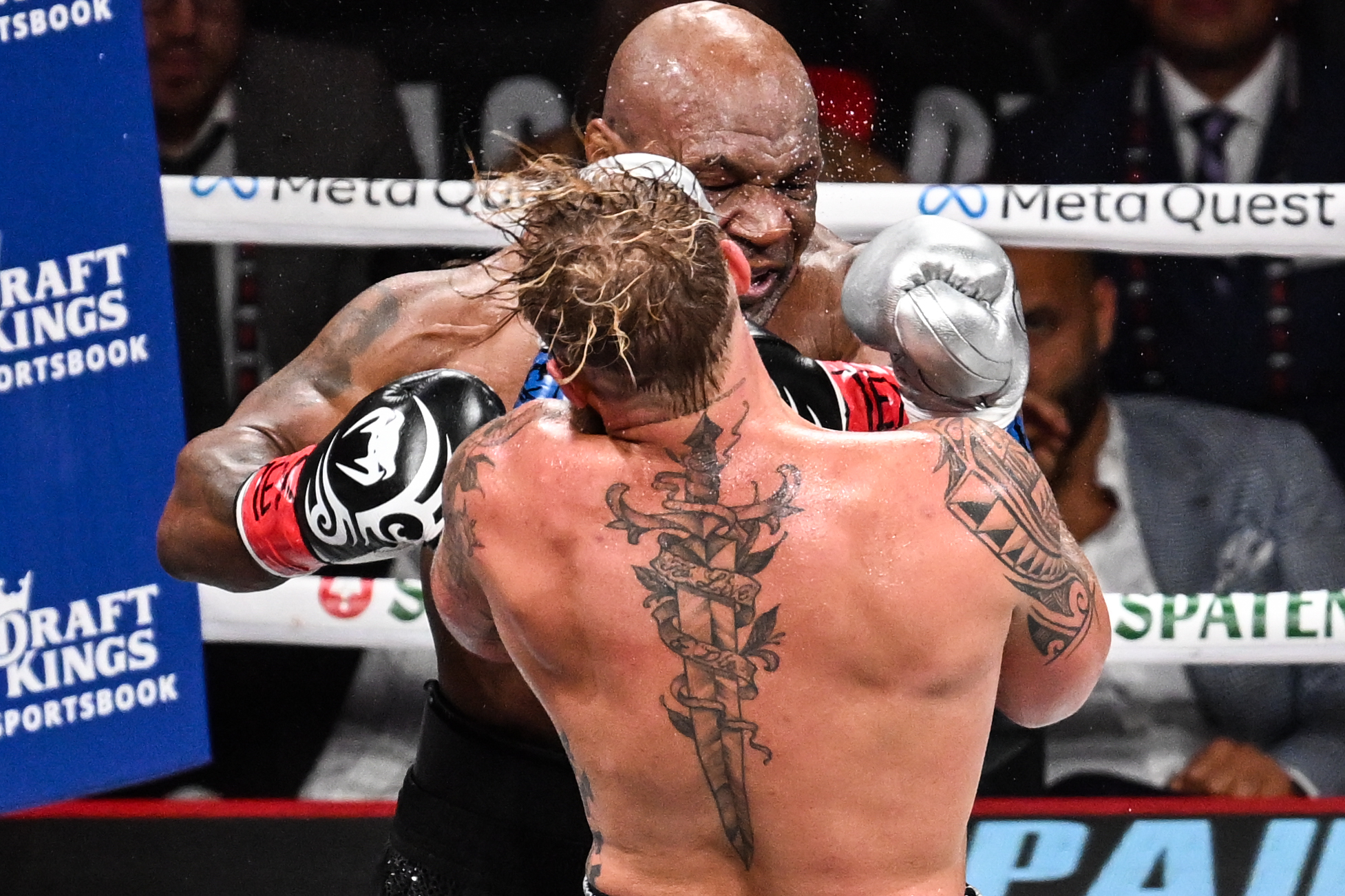 Canlı yayın kazası: Mike Tyson’ın çıplak görüntüsü sosyal medyada gündem oldu