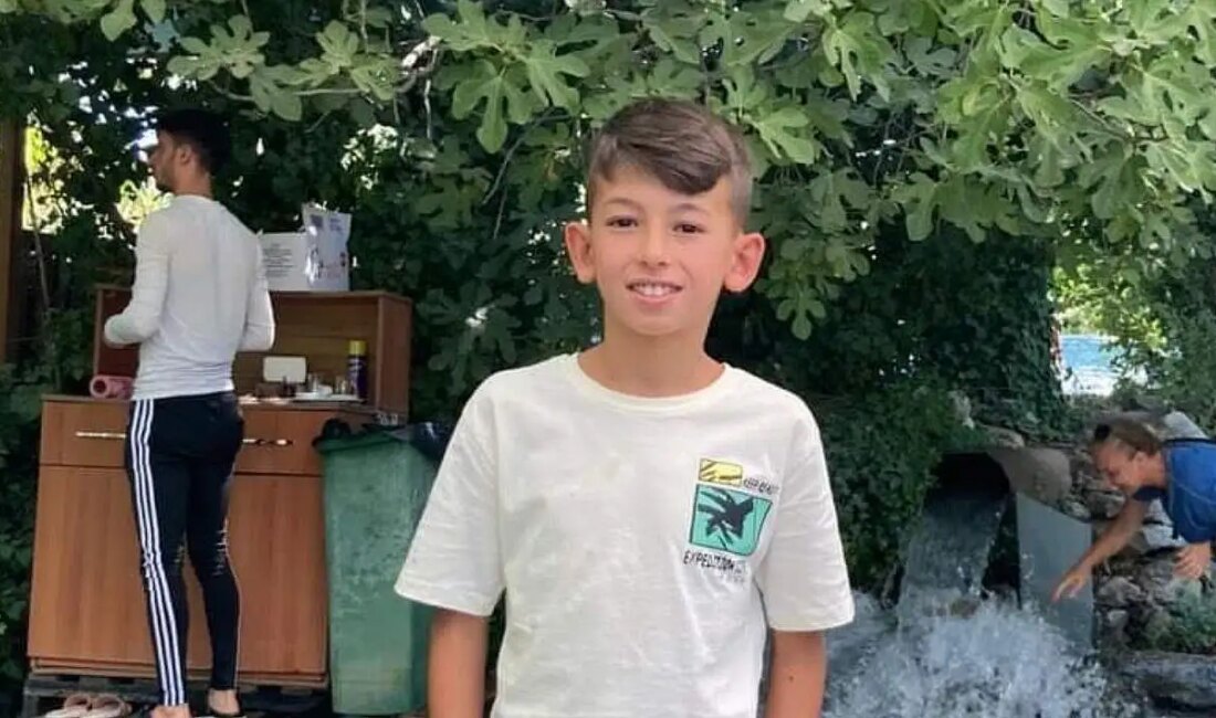 Milas’ın Yasa Boğan Ölümü: Minik Öğrenci Ahmet Ege Külahlı Hayatını Kaybetti H2: Ahmet Ege Külahlı’nın Vefatı H3: Milas İlçe Milli Eğitim