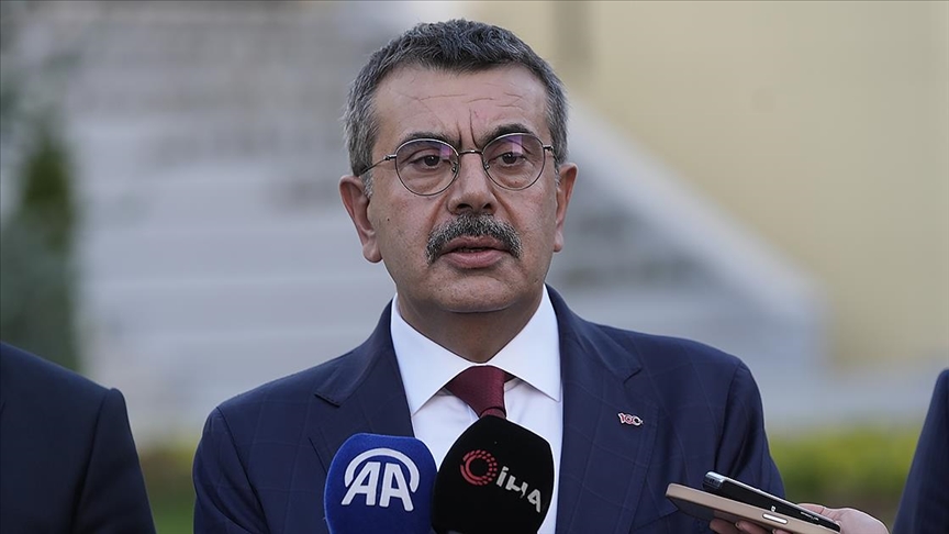 MEB’den İmamoğlu’na Tepki: “Türkçe Okuma Yetisi Yok, Türkçe Kursuna Gitmeli”Haberin