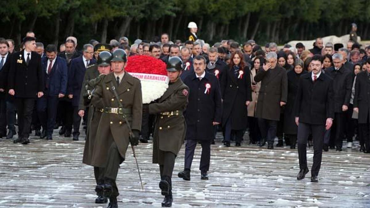 Milli Eğitim Bakanı Tekin Anıtkabir’i Ziyaret Etti Bakan Tekin, Öğretmenlerle