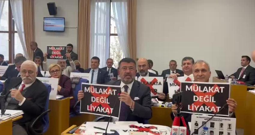 CHP’li milletvekillerinden “Mülakat” Protestosu TBMM Plan ve Bütçe Komisyonu’nda Milli