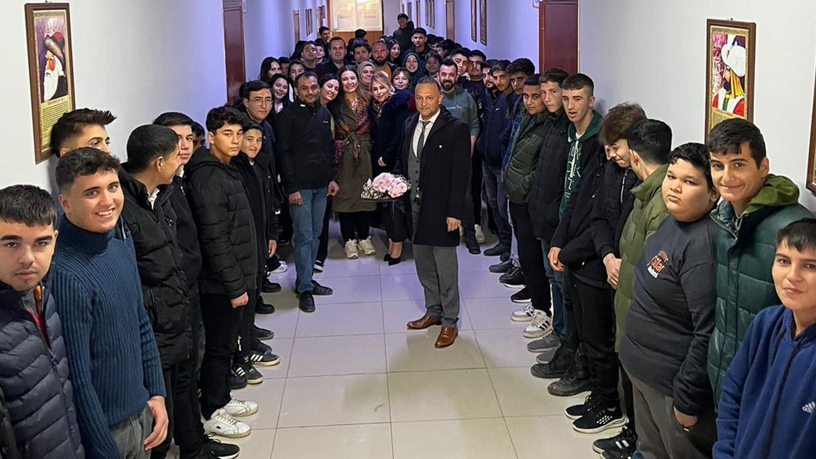 Özel Kozan Solar Akademi Öğrencilerinden Müdüre Öğretmenler Günü Sürprizi Öğrencilerin