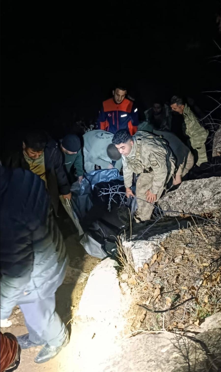 Pervani’de otomobil şarampole devrildi: Öğretmen öldü