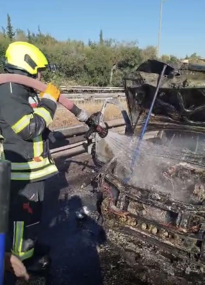 Mersin Tarsus’ta Otomobil Yangını: 4 Kişi Şans Eseri Kurtuldu Otomobil