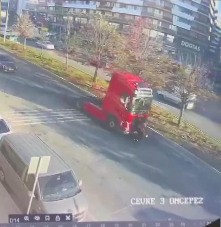 Pendik'te Korkunç Kaza Anı: TIR'ın Sürüklediği Skuterli Hayatını Kaybetti Pendikte feci kaza kamerada: TIRın sürüklediği skuterli öldü