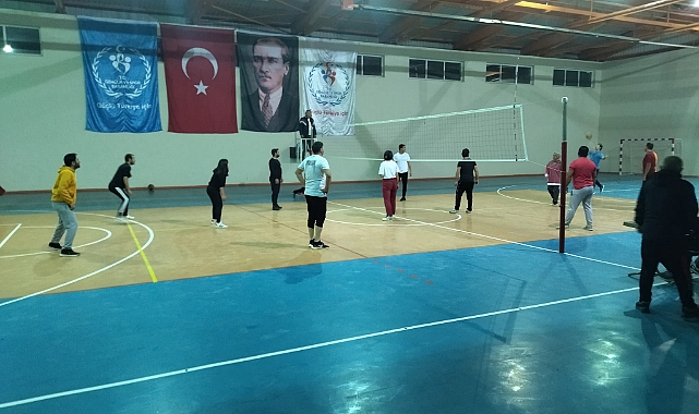 Sarıveliler Kapalı Spor Salonu’nda Spor Turnuvaları Başladı Milli Eğitim Camiası