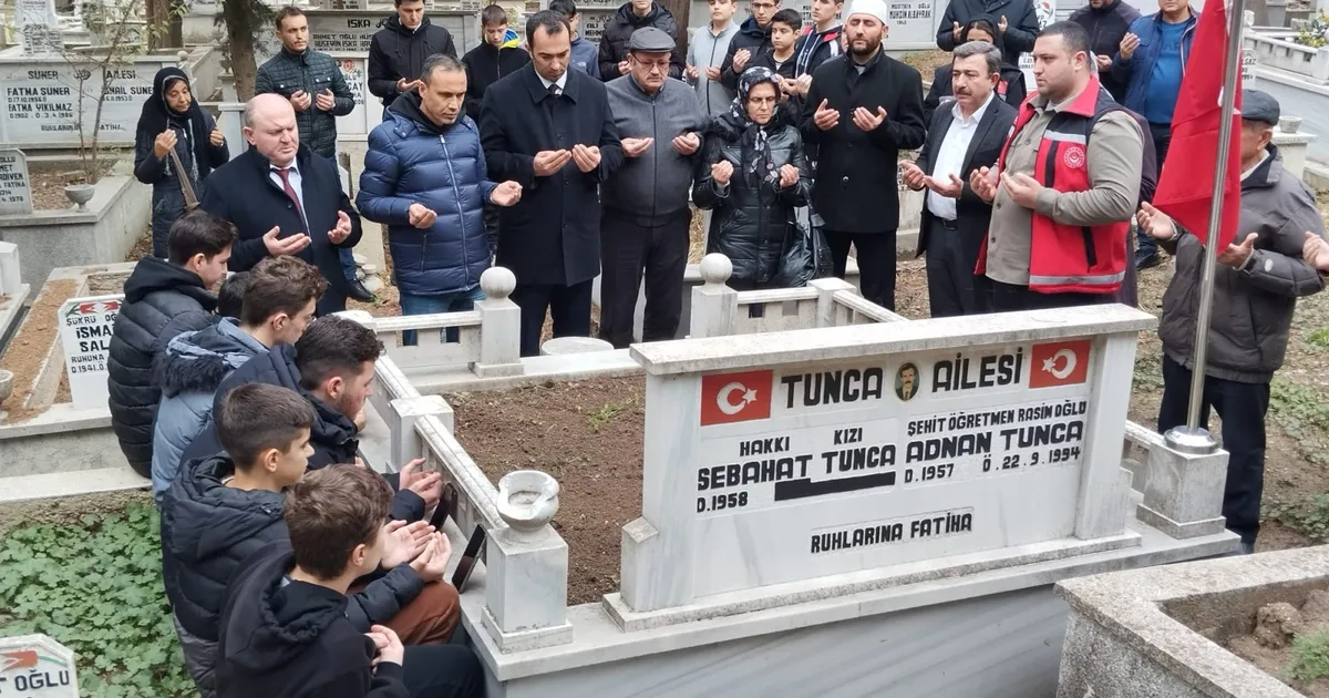 Sehit Ogretmen Adnan Tuncanin Unutulmaz Anisi.webp