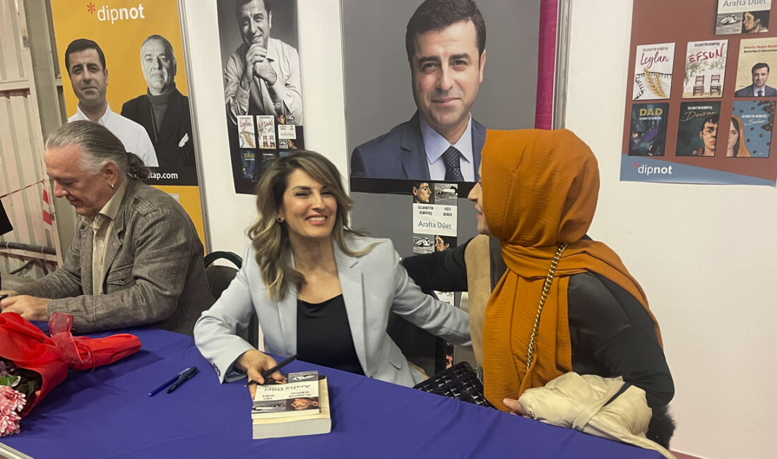Selahattin Demirtaş’ın Eşi Başak Demirtaş TÜYAP Kitap Fuarı’nda Kitapseverlerle Buluştu