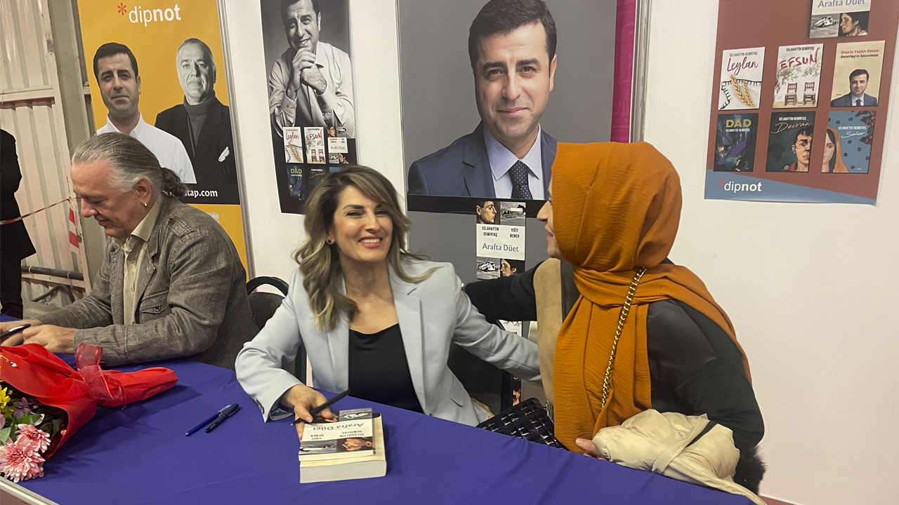 Selahattin Demirtaş’ın Eşi Başak Demirtaş TÜYAP Kitap Fuarı’nda Kitapseverlerle Buluştu